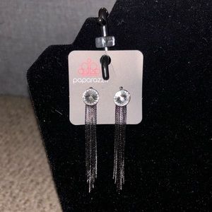 Cute dangling earrings with big diamonds at the top!